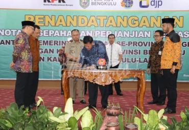 Penandatanganan MoU bersama Dirjen Pajak disaksikan olek KPK RI.