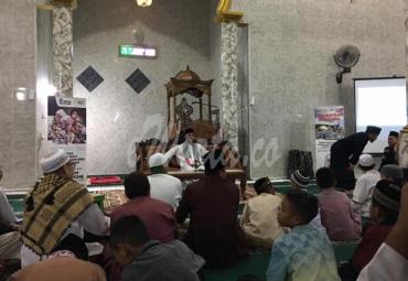 Ulama' asal Gaza, Palestina saat bertausiah dan menggalang donasi di Masjid Uswatun Hasanah Kelurahan Talang Benih, Curup Rejang Lebong. Bengkulu