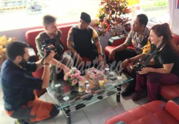 Kabag Ops Polres Rejang Lebong, AKP Margopo saat mengintrograsi ke tiga WNA asal Polandia, Kamis (26/12).