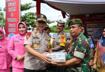 Kapolda serahkan bingkisan kepada petugas piket.