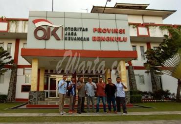 Perwakilan pengurus AMBO foto bersama OJK Bengkulu, Jumat (03/1/2020) sore. 