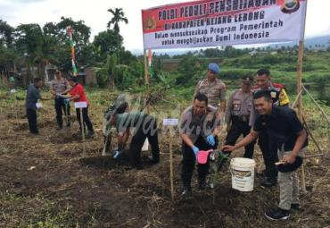 Kapolres Rejang Lebong pimpin langsung penanaman pohon buah-buahan.