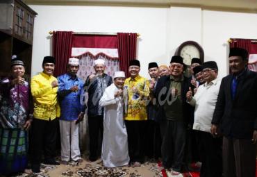 Tokoh dan masyarakat Rejang Lebong foto bersama Gubernur.