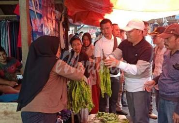 Gubernur Bengkulu Rohidin Mersyah sempatkan membeli sayuran.
