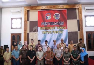 Usai penyerahan sertifikat dilakukan foto bersama 