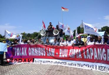 Ratusan buruh lakukan aksi demo tolak kenaikan BPJS dan Omnibus Law. 