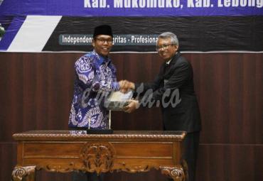 Wakil Gubernur (Wagub) Bengkulu Dedy Ermansyah dan Unsur Pimpinan DPRD Provinsi Bengkulu terima Laporan Hasil Pemeriksaan (LHP) atas Belanja Modal & Barang Jasa TA 2019, di Kantor BPK Perwakilan Provinsi Bengkulu, Senin (20/01).