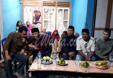 Tampak keakraban Gubernur Bengkulu bersama warga.