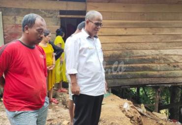Camat dan Kapolsek Lubuk Pinang langsung turun ke lokasi warga korban tanah longsor.