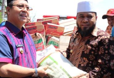 Walikota Bengkulu, H. Helmi Hasan, SE menyerahkan bantuan sembako diterima langsung oleh Bupati Seluma, H. Bundra Jaya.