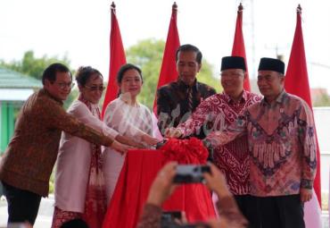 Jokowi resmikan Monumen Pahlawan Nasional Ibu Fatmawati Sukarno di Simpang Lima Bengkulu  Rabu (05/5/20).