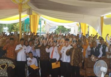 Gubernur Rohidin berswafoto bersama Ratusan GTT dan PTT di Kabupaten Seluma.