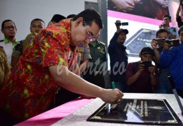 Bupati Rejang Lebong, H. Ahmad Hijazi menandatangani Prasasti peresmian GSG.