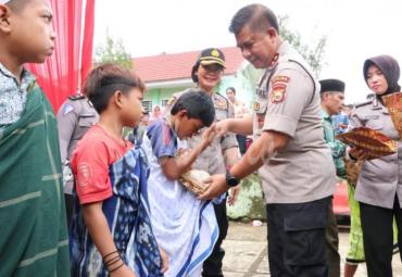 Polri berbagi, Kapolda Bengkulu Irjen Pol Drs. Supratman, MH hadiri bhakti sosial di Kabupaten Rejang Lebong.