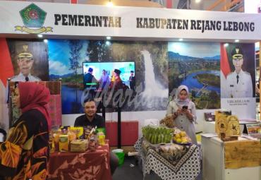 Stand pameran unggulan Pemkab Rejang Lebong.