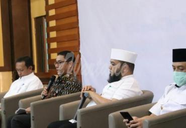 Kepala OJK perwakilan Bengkulu, Yusri pada acara press conference di Bank Pembangunan Bengkulu (BPD) yang dihadiri Walikota Bengkulu Helmi Hasan, SE Kamis siang (26/3/20).