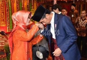 Foto: Presiden Jokowi mencium tangan ibundanya, Sujiatmi Notomiharjo (Foto: Agus Suparto/Setpres)