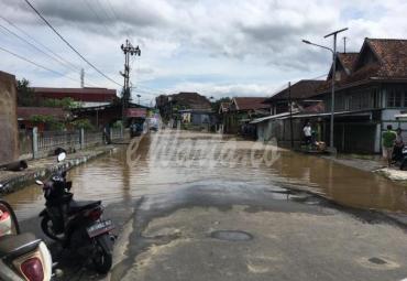Tak hanya persawahan dan pemukiman banjir pun merendam akses jalan. 