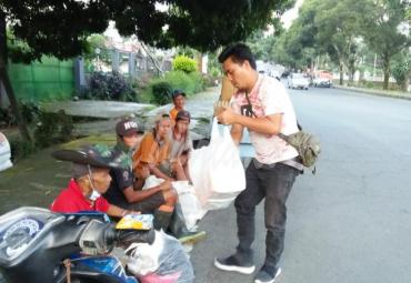Pembagian nasi kotak kepada warga terdampak covid-19 di Rejang Lebong.