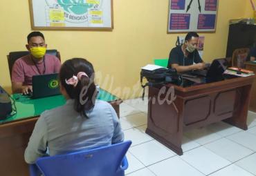 HK, Ibu Rumah Tangga saat dilakukan pemeriksaan oleh penyidik.