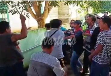 Pembagian Bantuan Langsung Tunai (BLT) Dana Desa di Kecamatan Ilir Talo diwarnai baku hantam antara perangkat desa dengan warga.