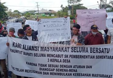 Massa pendemo saat menyampaikan orasinya di pintu masuk kantor Bupati Seluma.