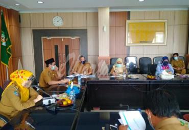 rapat bersama TAPD di ruang rapat rafflesia