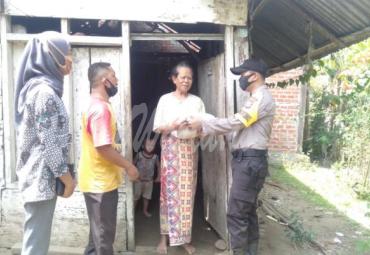 Polres Seluma Bagikan Bansos