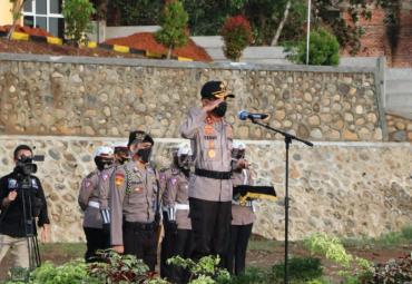 Kapolda Bengkulu Irjen Pol. Drs. Teguh Sarwono, M. Si saat memberikan amanat apel gelar Pasukan Operasi Patuh Nala 2020 di lapangan Mapolda Bengkulu