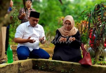 Erwin Yayan Ziarah ke Makam Leluhur Tangan Batu 