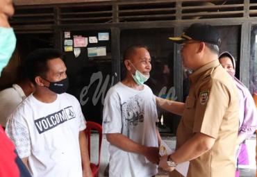 Gubernur Bengkulu, Rohidin Mersyah mengunjungi korban kebakaran