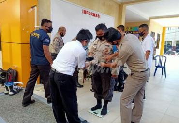 Pengecekan Berat Badan Personil
