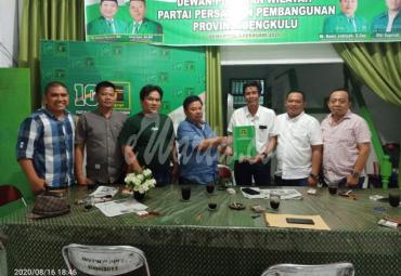 Penyerahan SK dukungan Erwin Yayan