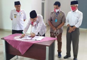 Hijazi berikan piagam penghargaan