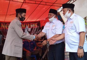 Erwin-Gustianto Serahkan Languai ke Tokoh Adat Talo