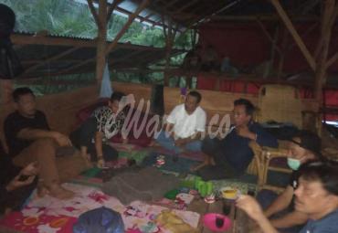 Pertemuan dengan salah seorang tokoh masyarakat Seluma, Benny Suharto