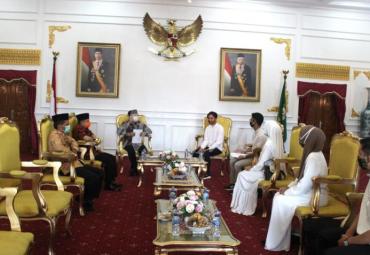 Gubernur Rohidin pada saat menerima audiensi Perwakilan Pengurus Organisasi Ikatan Putra-Putri Kampus Provinsi Bengkulu di Gedung Daerah Balai Raya Semarak Bengkulu.