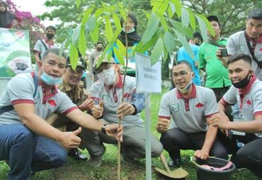 Penanaman 1000 Pohon bersama KAMU Kepahiang bertajuk "Sembuhkan Bumi Dengan Reboisasi" di Taman Santoso Pasar Kepahiang, Senin (14/09).