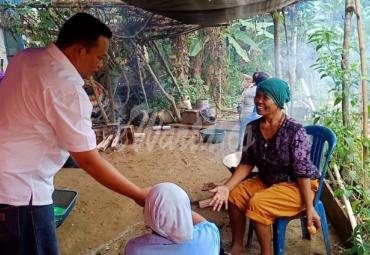 Erwin saat mengunjungi warga di Ulu Talo
