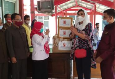 Anggota DPR RI Komisi IX, Elva Hartati Murman menyerahkan bantuan berupa, Ventilator dan alat pelindung diri (APD) kepada RSUD Tais