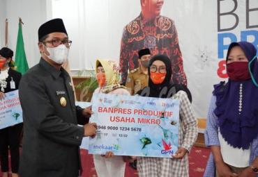 Plt. Gubernur Bengkulu Dedy Ermansyah saat menyerahkan secara Simbolis Program Bantuan Pelaku Usaha Mikro dan Penyerahan Kartu Prakerja, Selasa (29/9).