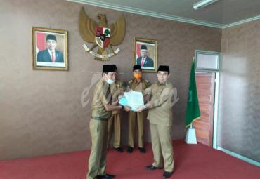 Penyerahan sertifikat tanah hibah dari bupati ke kemenag