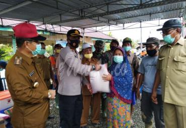 Bupati Seluma Bundra Jaya saat berada di lokasi banjir bandang Selasa (6/10).