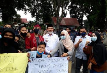 aksi menolak Undang-Undang Cipta Kerja yang telah disahkan, Rabu (14/10/2020).