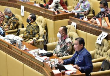 Ketua Bawaslu Abhan (batik biru) didampingi Anggota Bawaslu Ratna Dewi Pettalolo, Fritz Edward Siregar, dan Mochammaf Afiffudin menghadiri rapat dengar pendapat (RDP) dengan komisi II terkait data kependudukan untuk Pilkada serentak 2020 di Gedung DPR, Jakarta, Kamis (26/11/2020)/foto: Reyn Gloria (Humas Bawaslu RI).