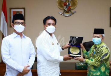 Sekjen Kemenag Nizar (batik hijau) menyerahkan Harmoni Award kepada Bupati Kabupaten Kepulauan Sangihe, Rabu (17/02) (foto: Rusydi)