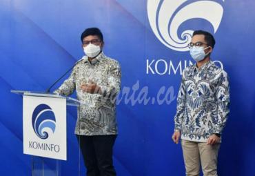 Menteri Kominfo Johnny G. Plate dan Jubir Kementerian Kominfo Dedy Permadi dalam Konferensi Pers Virtual Komite Etika Berinternet dari Kantor Kementerian Kominfo, Jakarta, Jumat (26/02/2021). - (AYH)