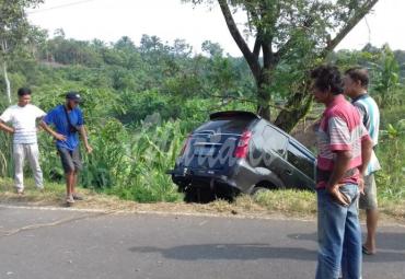 Diduga Mengantuk, Minibus Warga Padang Guci Hilang Kendali
