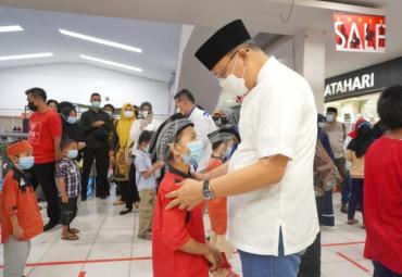 Anak Yatim Dapat Voucher Belanja Baju Lebaran dari Gubernur