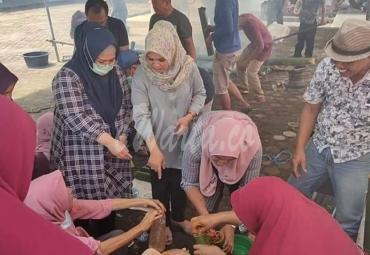 HUT ke 18 Seluma, Ketua TP PKK bersama Istri Kapolres Kompak Masak Masakan Tradisional